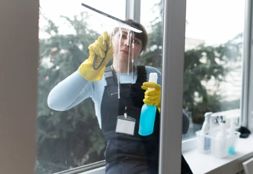 Nettoyage de vitres intérieures et extérieures à la Trinitat
